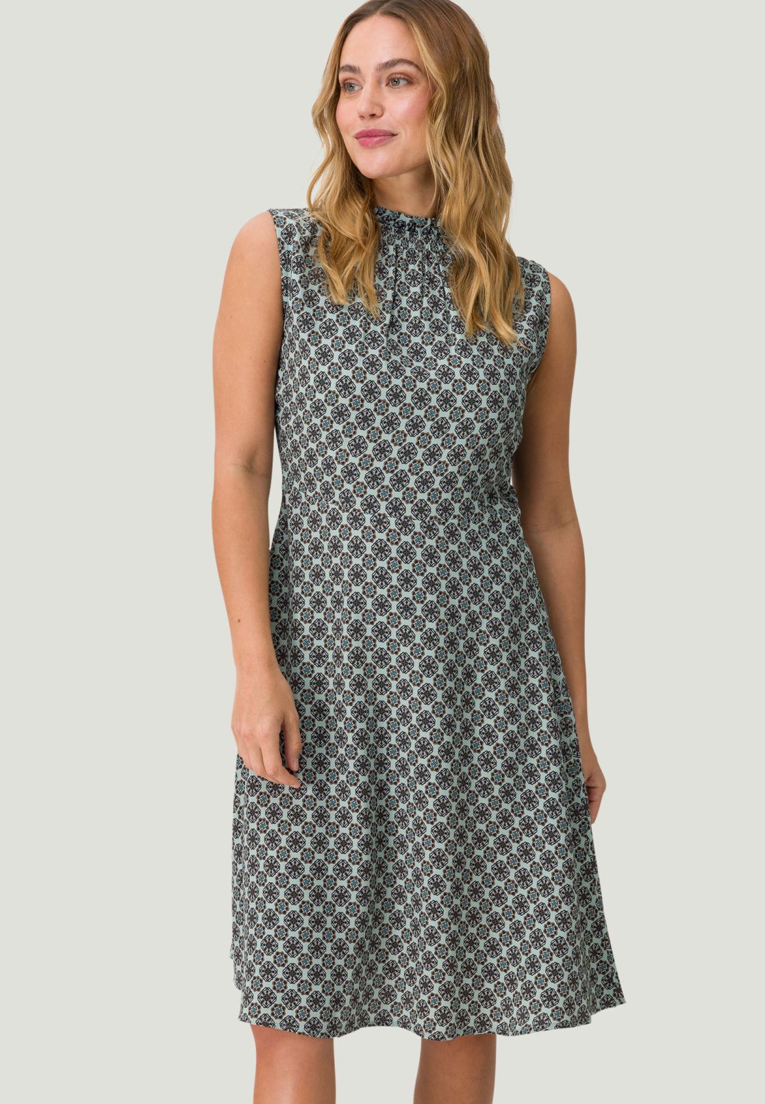 Kleid mit hohem Kragen