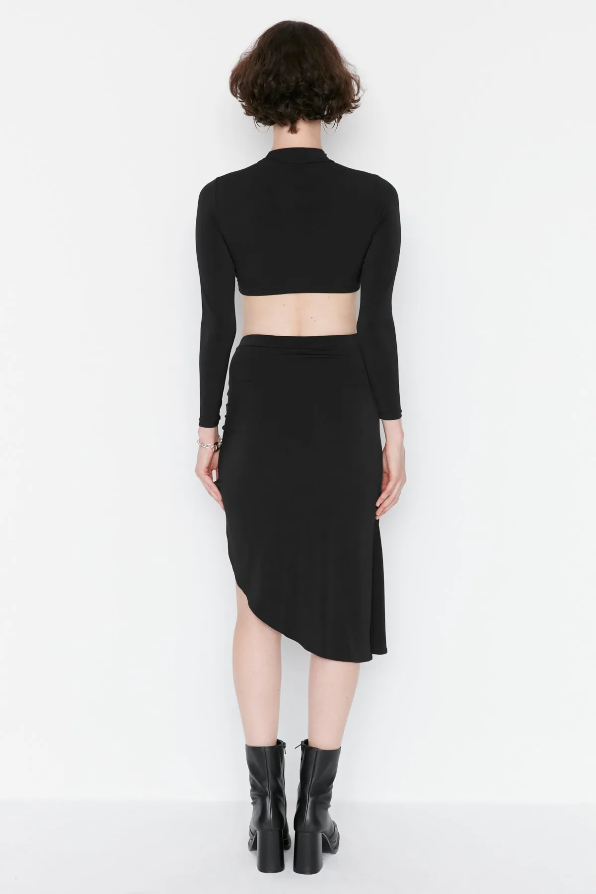 Trendyol Collection  Schwarzes Crop-Top-Set mit tiefem Schlitz und Raffung, flexiblem Strickoberteil und Unterteil TWOAW22AU0222