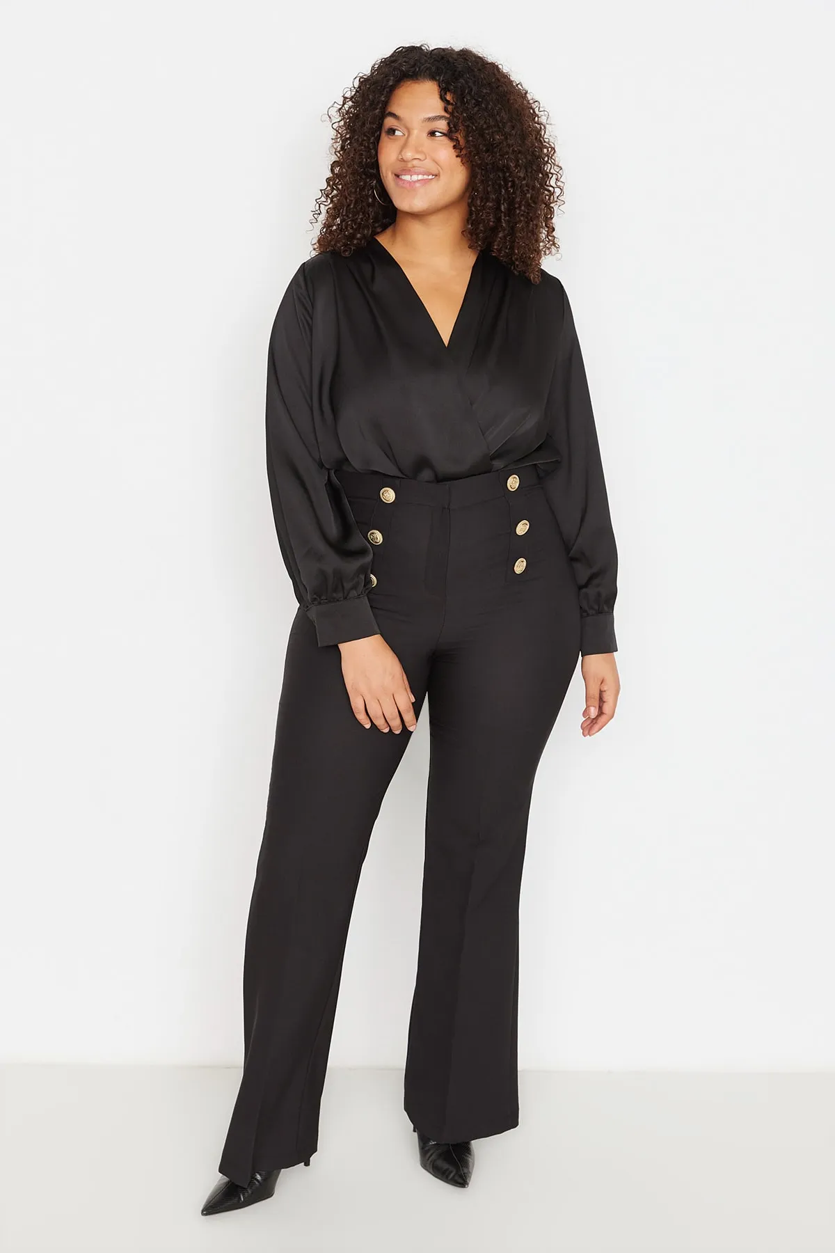 Trendyol Curve  Schwarzer, gewebter, geknöpfter Satin-Look-Body TBBAW23CS00009