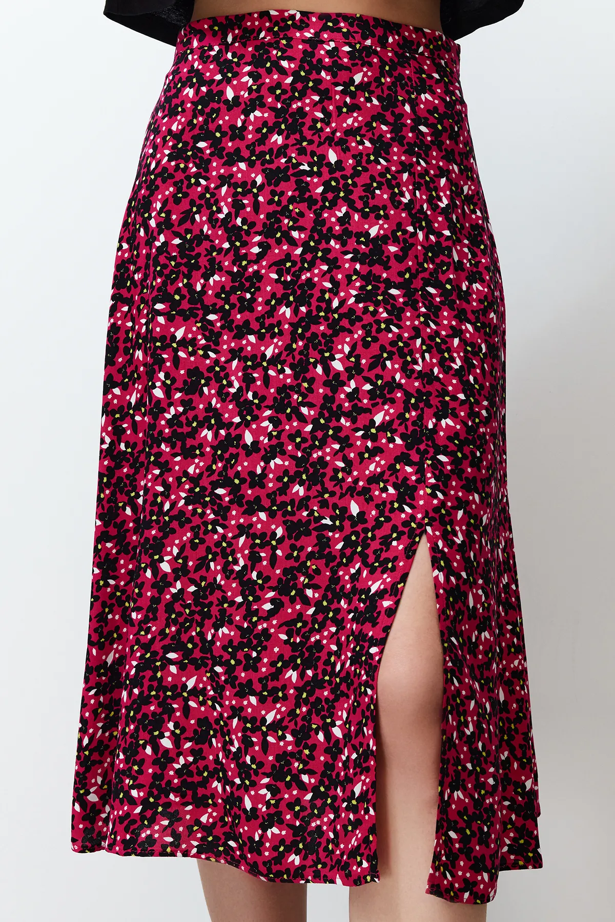 Trendyol Collection  Rosa gewebter Midirock aus Viskosestoff mit Blumenmuster und Schlitzdetail TWOSS20ET0230