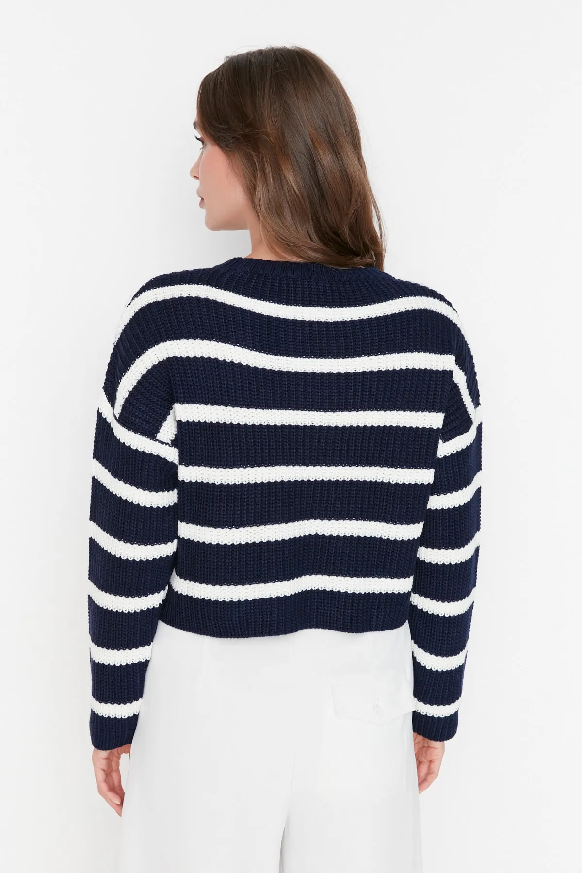 Trendyol Collection  Marineblauer kurzer Basic-Strickpullover mit Streifen TWOAW23KZ00390