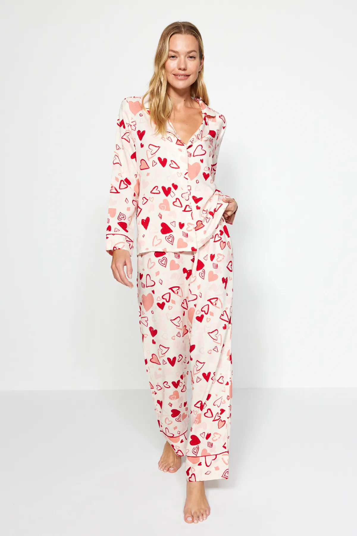 Trendyol Collection  Mehrfarbiges Pyjama-Set aus Viskose-Hemd und -Hose mit Herz-Paspelierung THMAW24PT00091