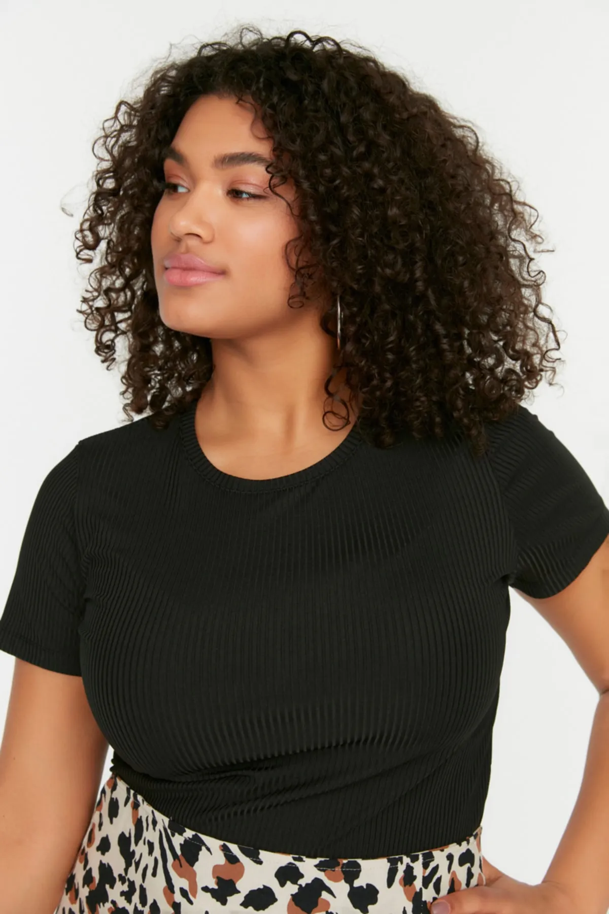 Trendyol Curve  Schwarzes, kurz geschnittenes Strick-T-Shirt mit Rundhalsausschnitt TBSSS22TS2107