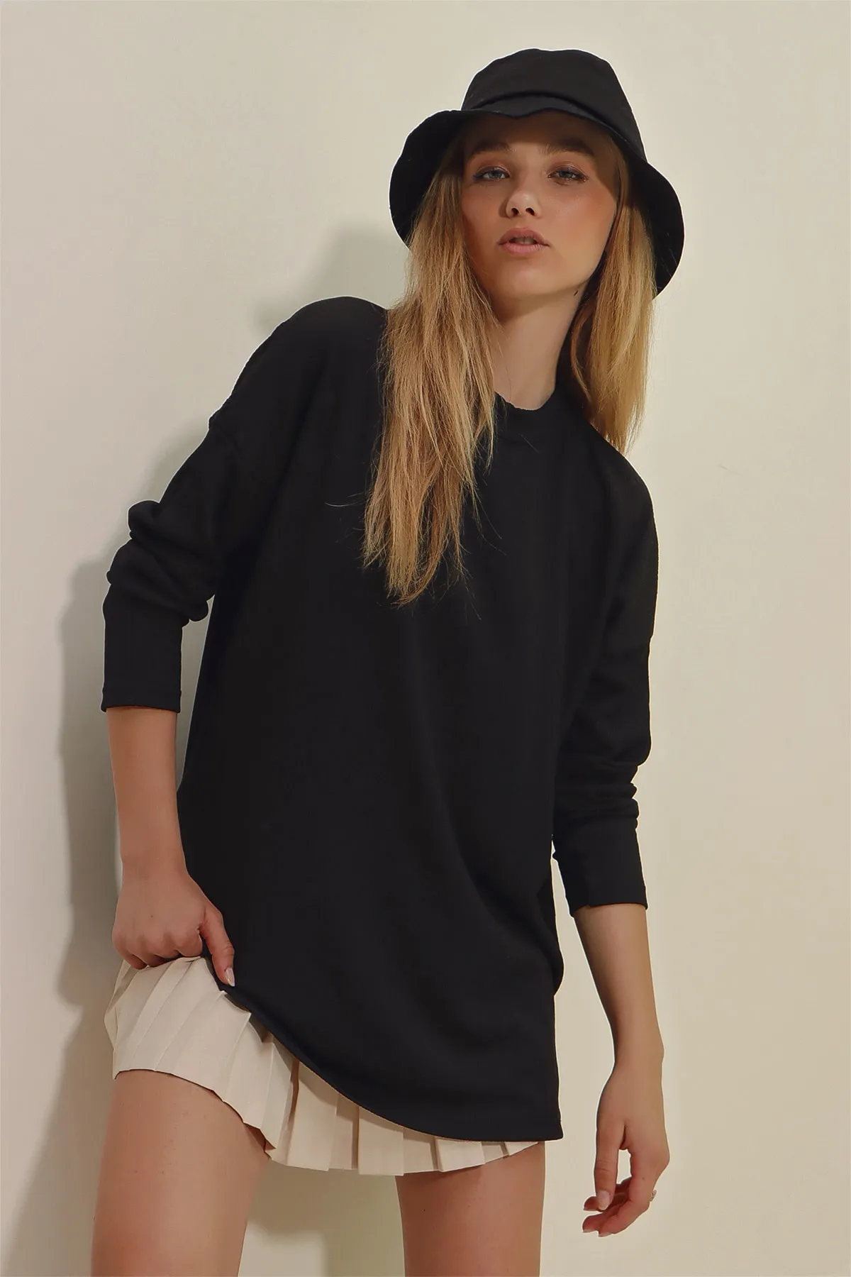 Trend Alaçatı Stili  Schwarze Damen-Bluse mit Rundhalsausschnitt und seitlichen Schlitzen, Übergröße, saisonale Basic-Bluse ALC-X9035