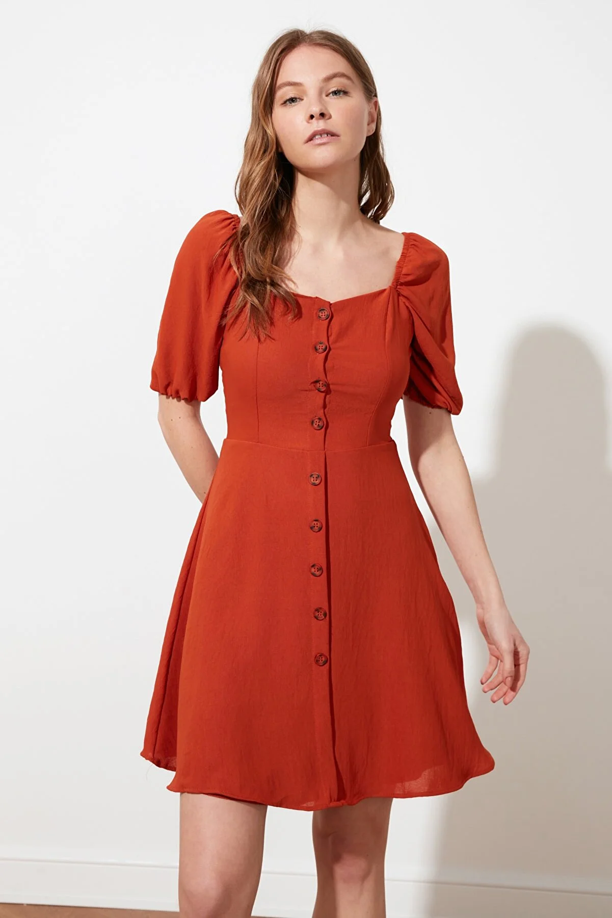 Trendyol Collection  Gefliestes A-Linien-Minikleid mit Ballonärmeln aus Webstoff TWOSS20EL2314