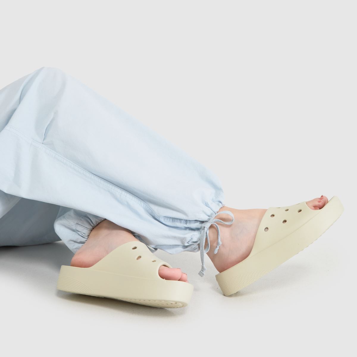 Crocs Classic platformos szandál, kő színben