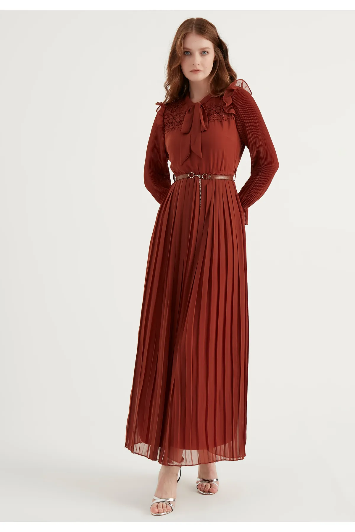 Herita  Plissiertes Maxikleid zum Binden vorne und Gürtel