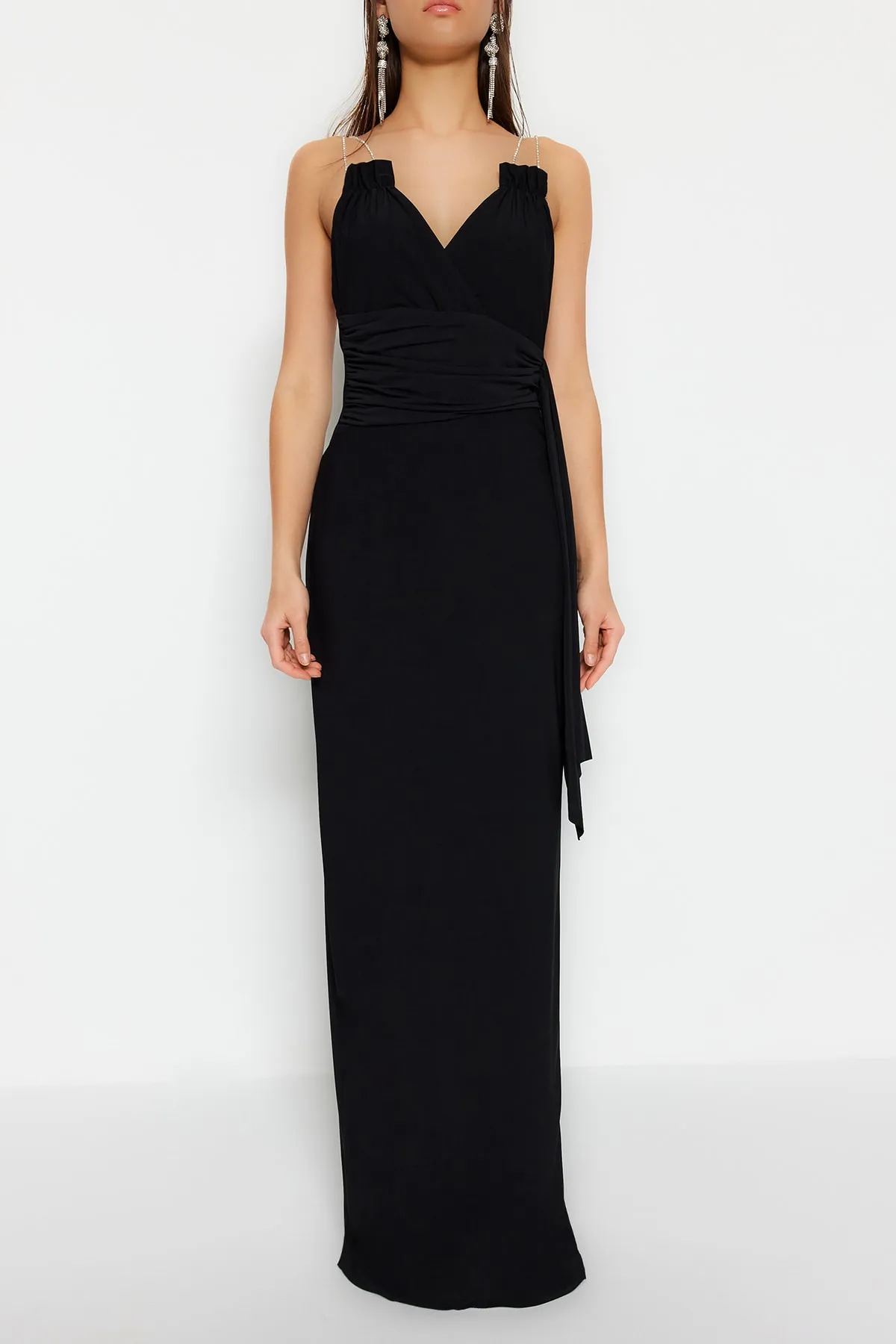 Trendyol Collection  Schwarzes, figurbetontes, langes Abendkleid aus Strick mit glänzenden Schmucksteinen TPRSS23AE00249