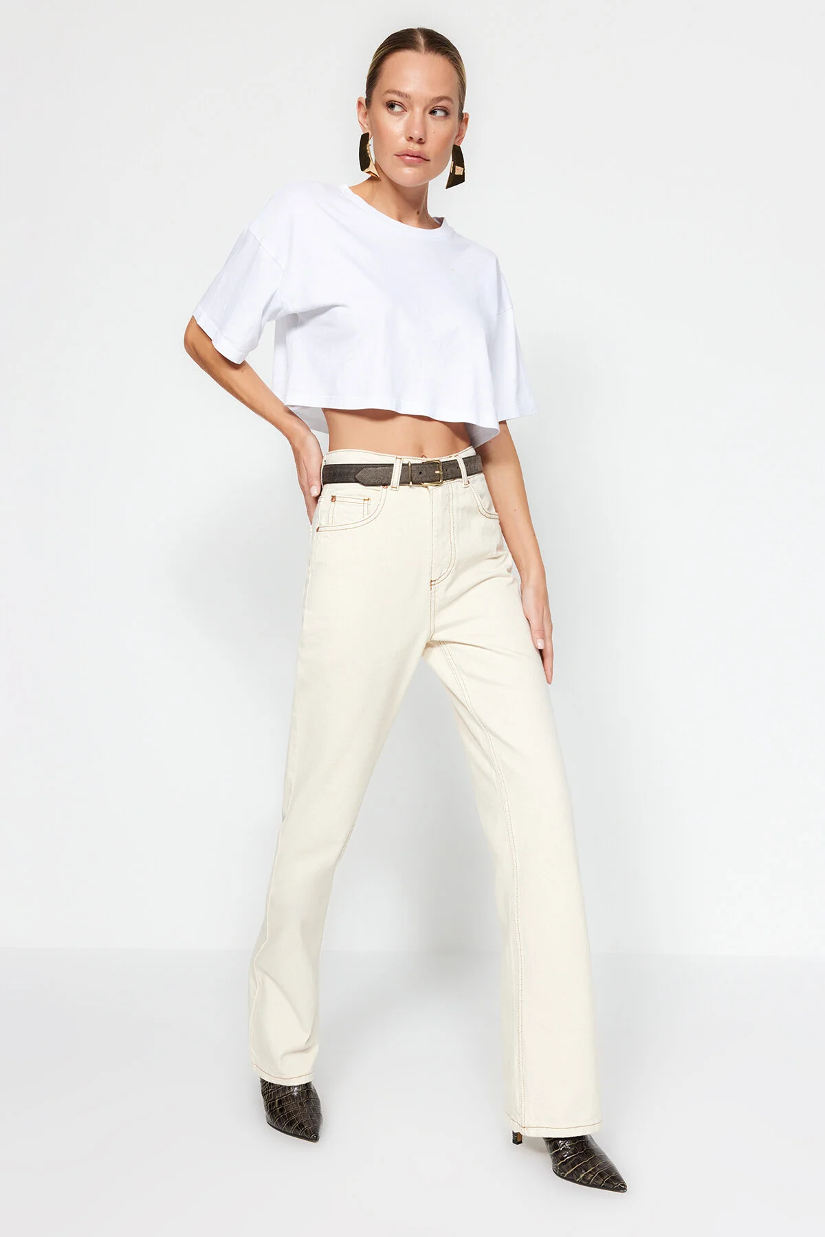 Trendyol Collection  Ecrufarbene Jeans mit hoher Taille und weitem Bein TWOAW24JE00274