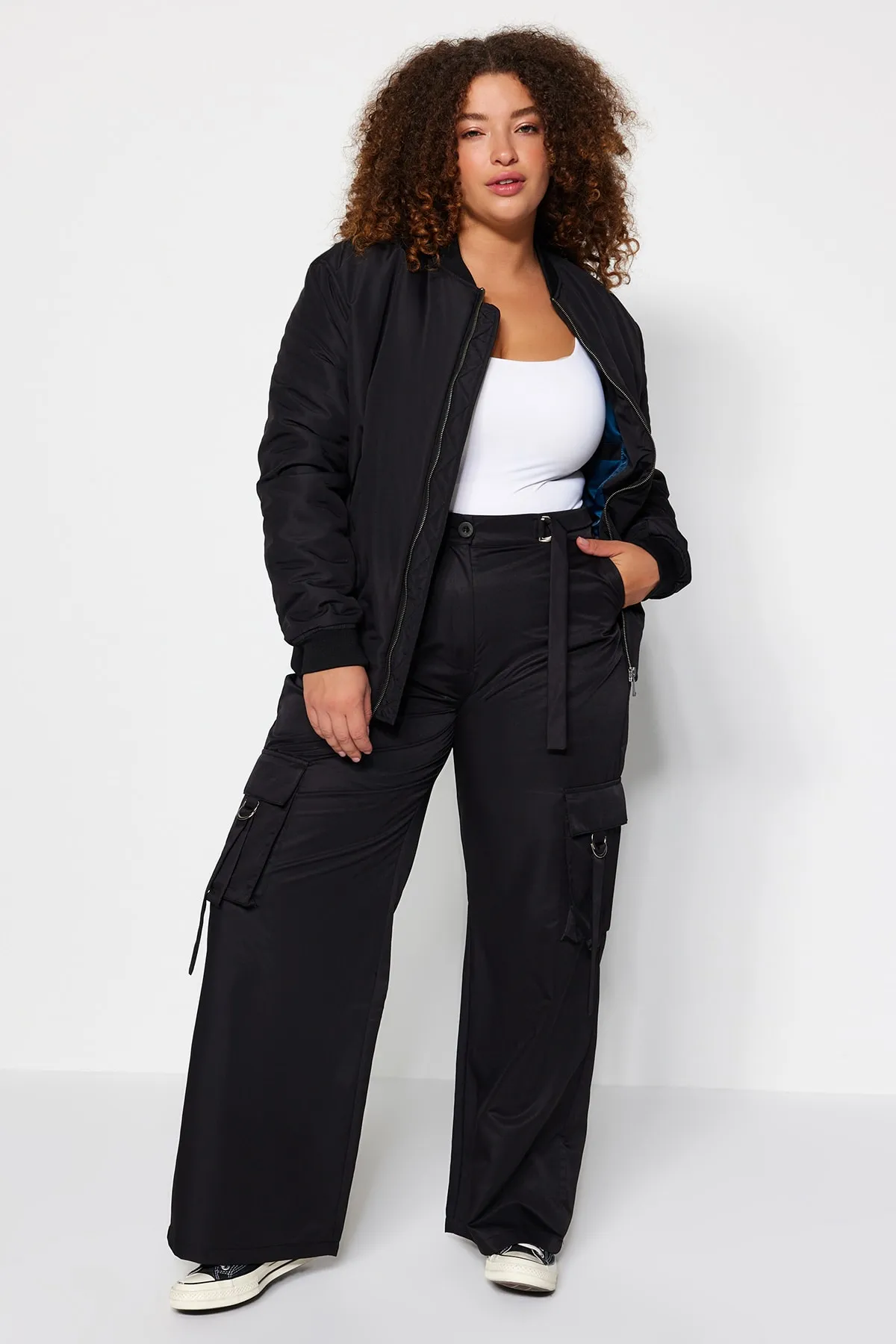 Trendyol Curve  Schwarze Fallschirm-Webhose mit weitem Bein TBBAW24AR00010