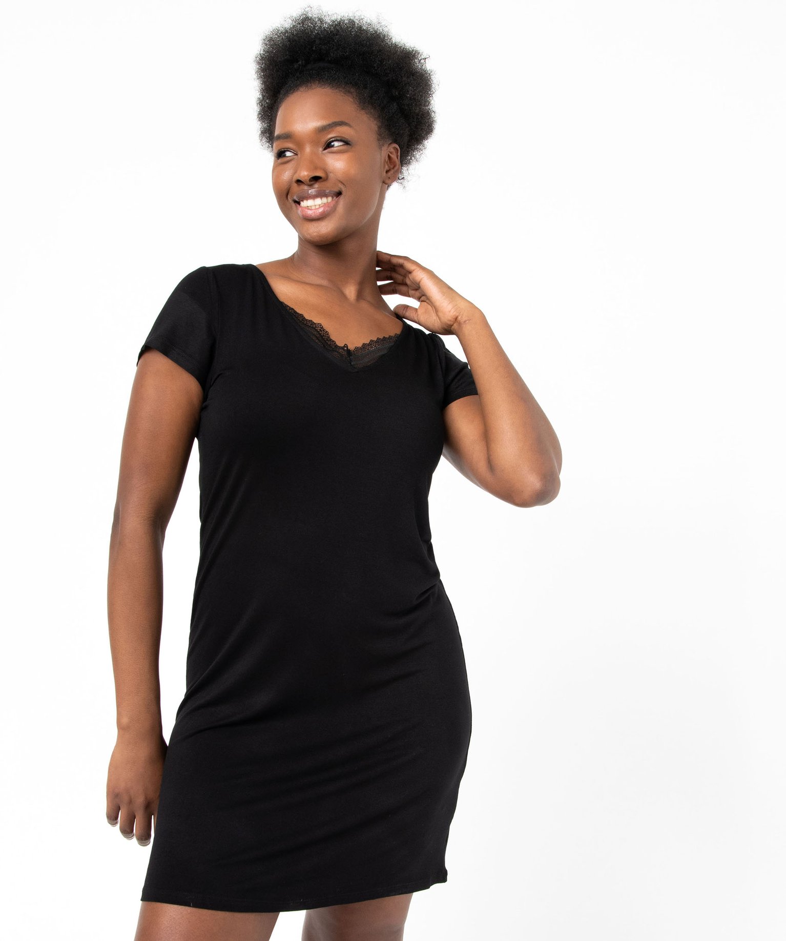 Chemise de nuit en maille extensible avec col V en dentelle ... noir | GEMO