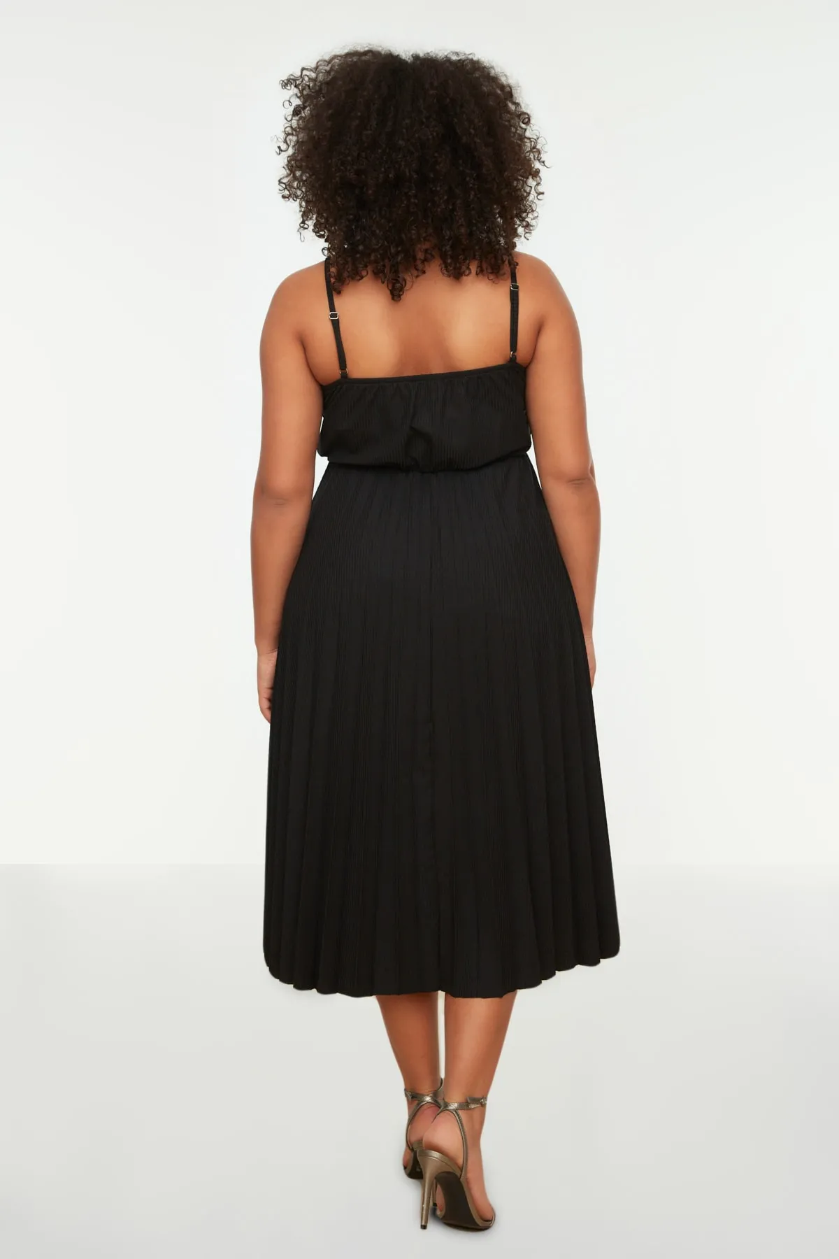 Trendyol Curve  Schwarzes zweireihiges Strickkleid mit Kragen und Trägern TBSSS22EL1565