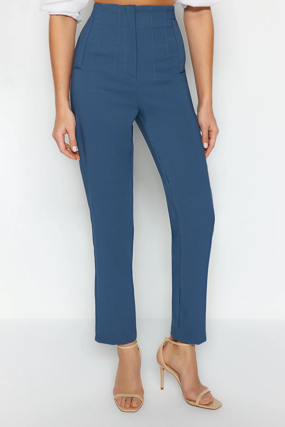 Trendyol Collection  Indigofarbene, knöchellange, gewebte Hose mit Pfeilmuster und hoher Taille TWOSS20PL0515
