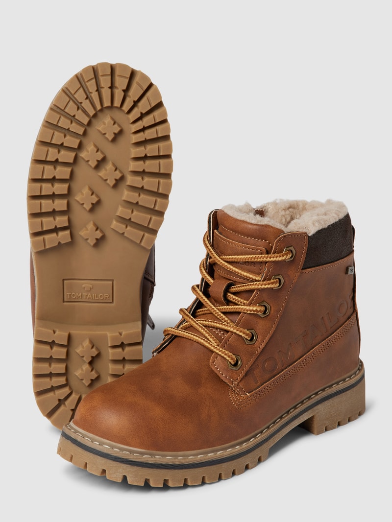 Stiefel mit Label-Prägung in camel