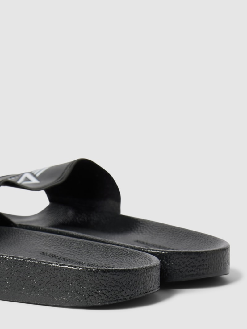 Slides mit Label-Details in schwarz