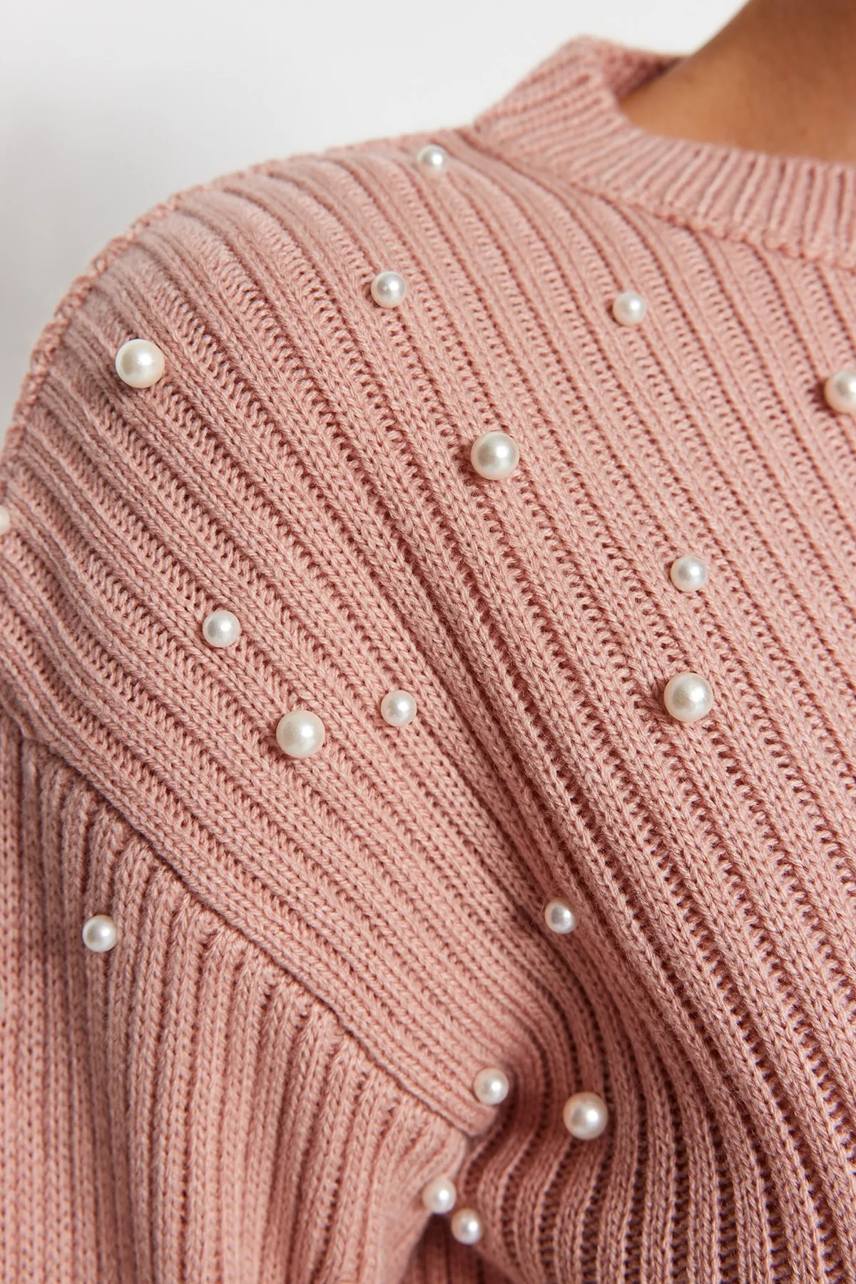 Trendyol Collection  Pullover mit Rundhalsausschnitt und Perlendetail in Puder TWOAW22KZ1493