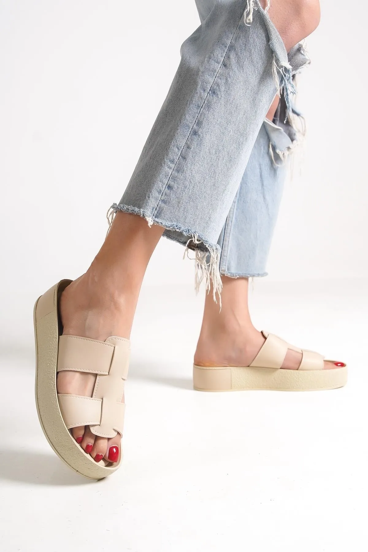 Capone Outfitters  Capone Gladiator Double Tape Bunte, detaillierte Keilabsatz-Beige-Damenhausschuhe