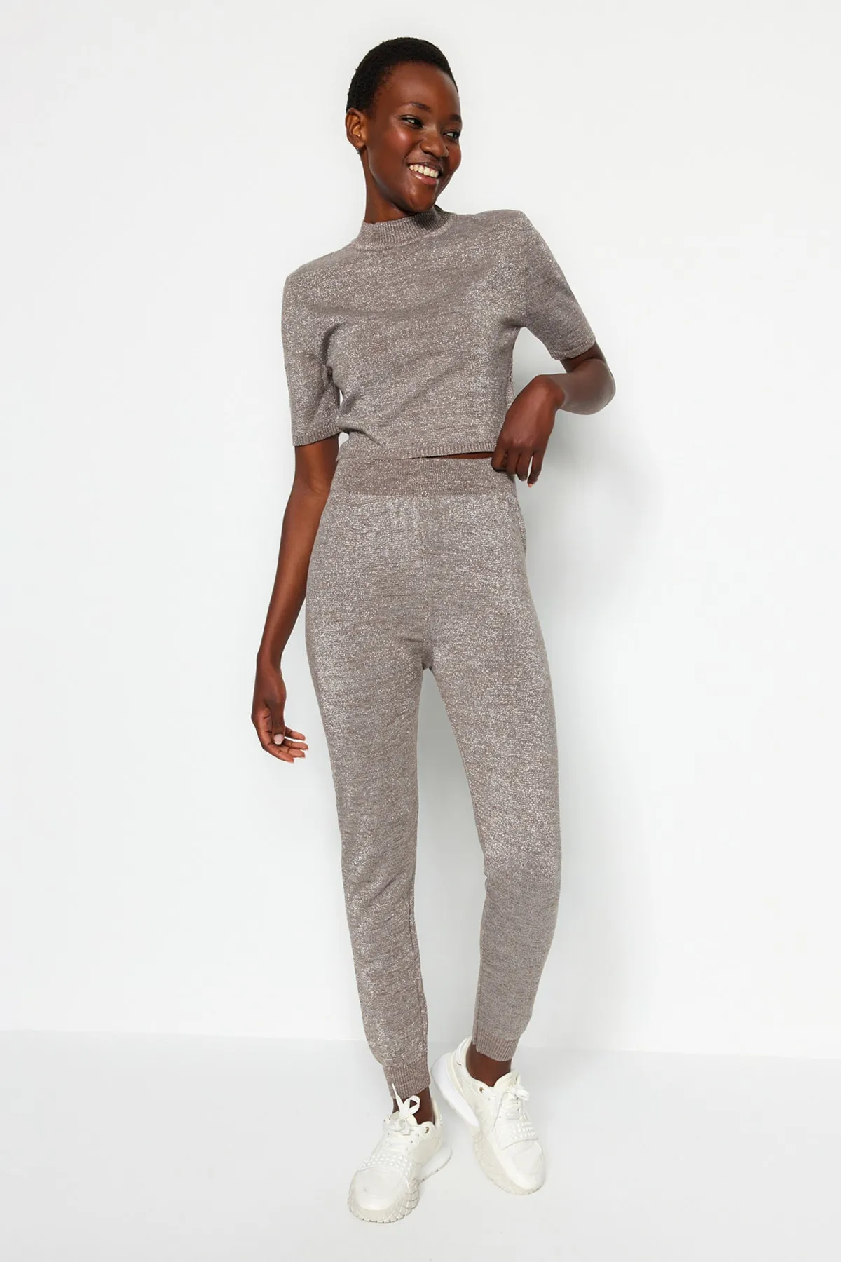 Trendyol Collection  Nerzfarbenes, superkurzes Glitzer-Set aus Bluse, Hose und Strickoberteil TWOAW24AU00075