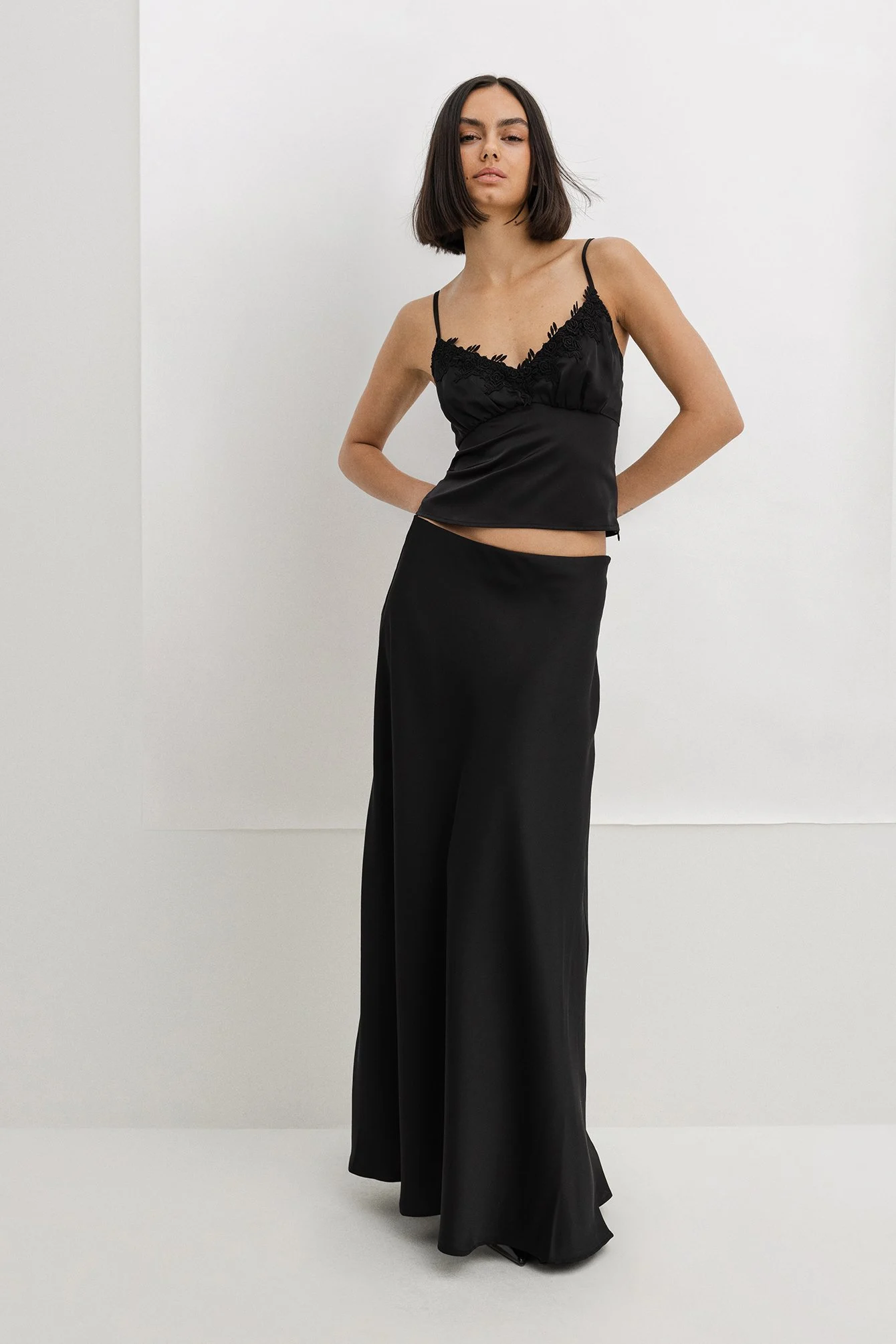 Cropped-Top aus Satin mit Spitze