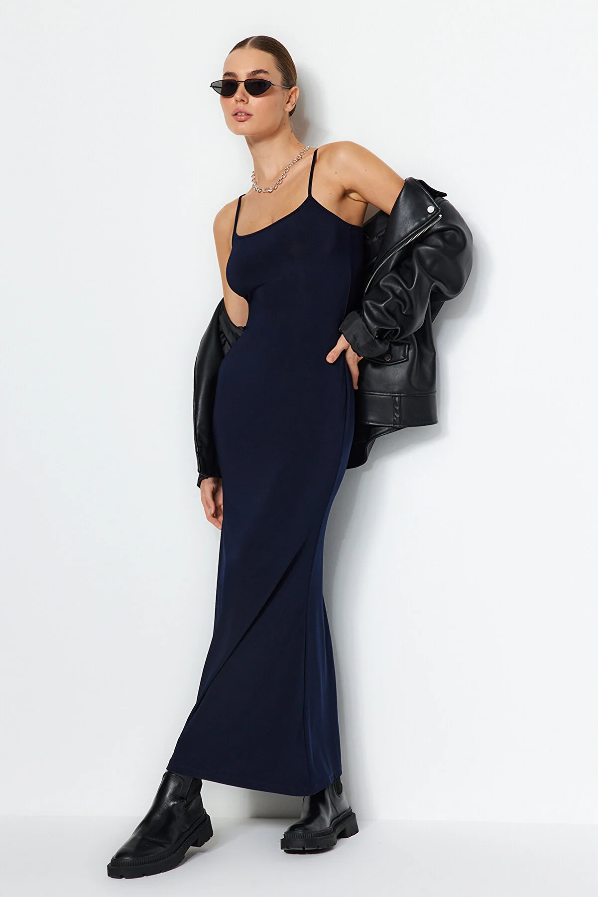Trendyol Collection  Marineblaues tailliertes/tailliertes, dehnbares Maxi-Bleistiftkleid aus Strick mit Trägern TWOSS23EL02435