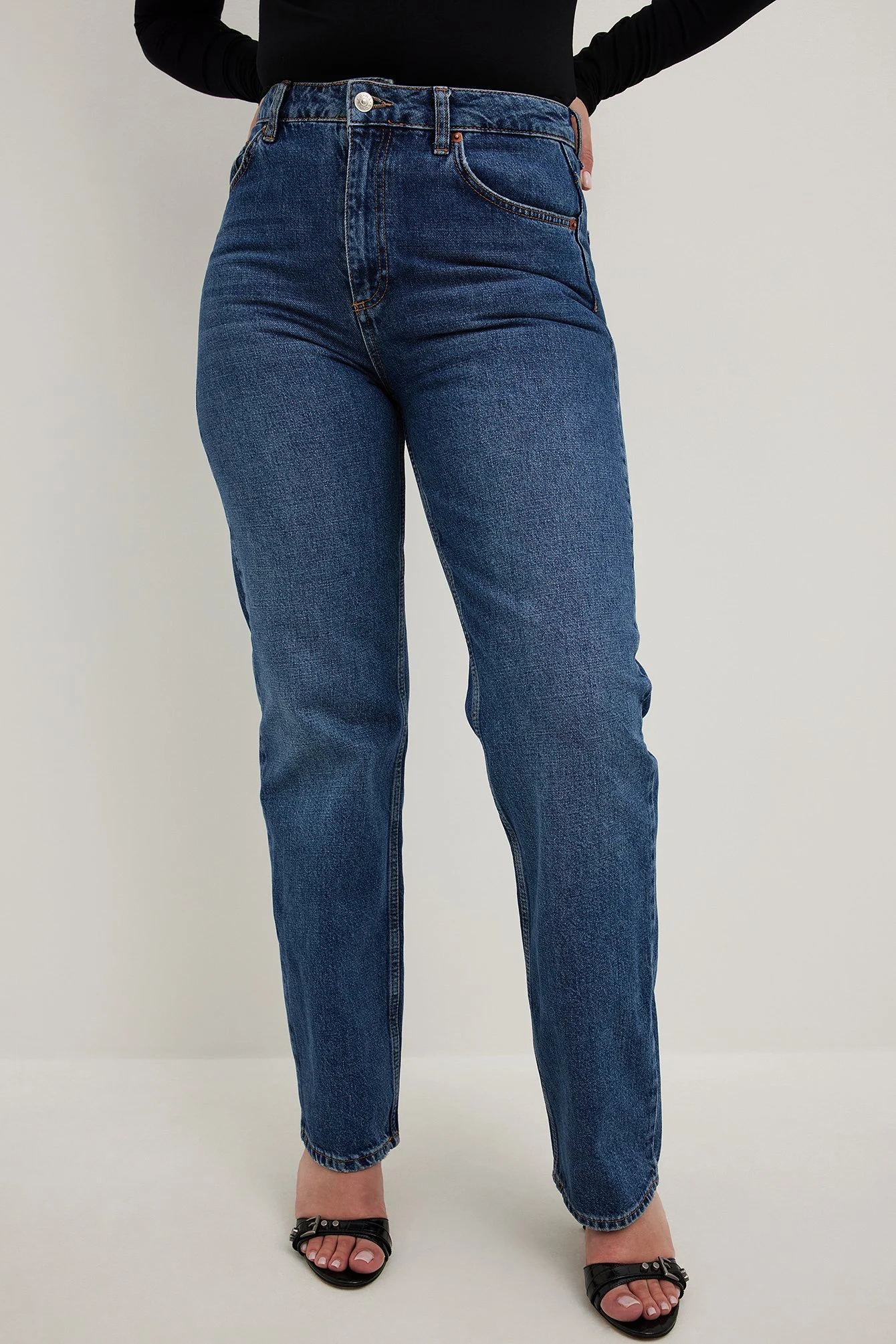 Gerade geschnittene Jeans mit hoher Taille