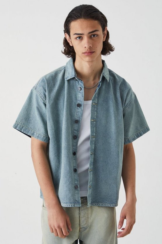 Kurzärmliges kastiges Jeanshemd