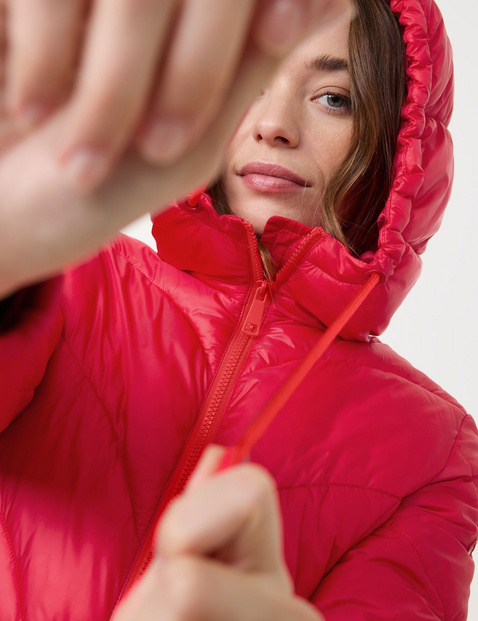 Taillierte Steppjacke mit Kapuze