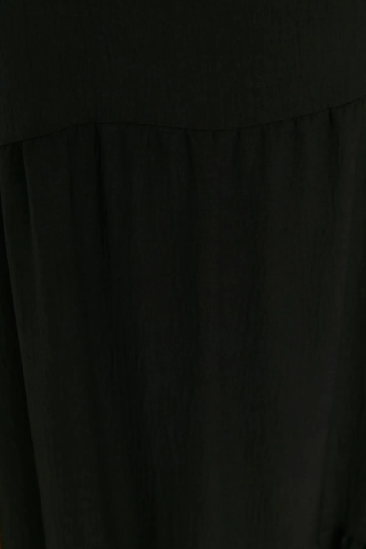 Trendyol Curve  Schwarzes gewebtes Kleid mit Schwungrad-Details TBBSS22EL1593