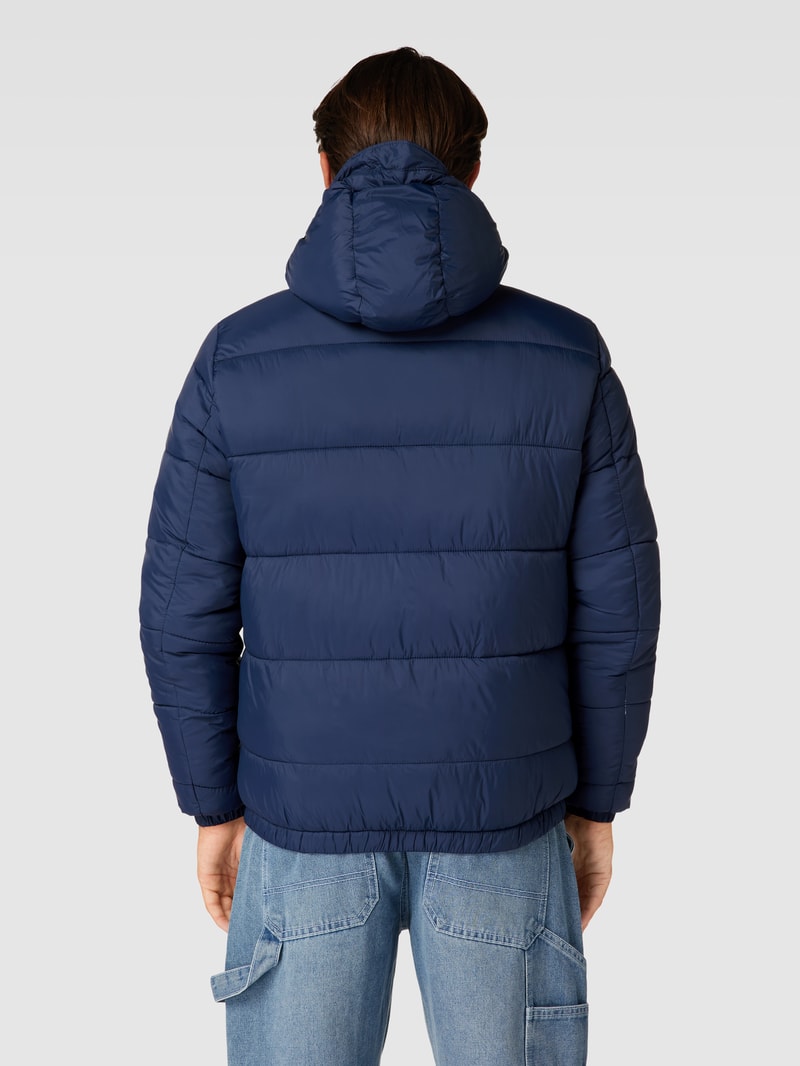 Steppjacke mit Label-Detail in royalblau
