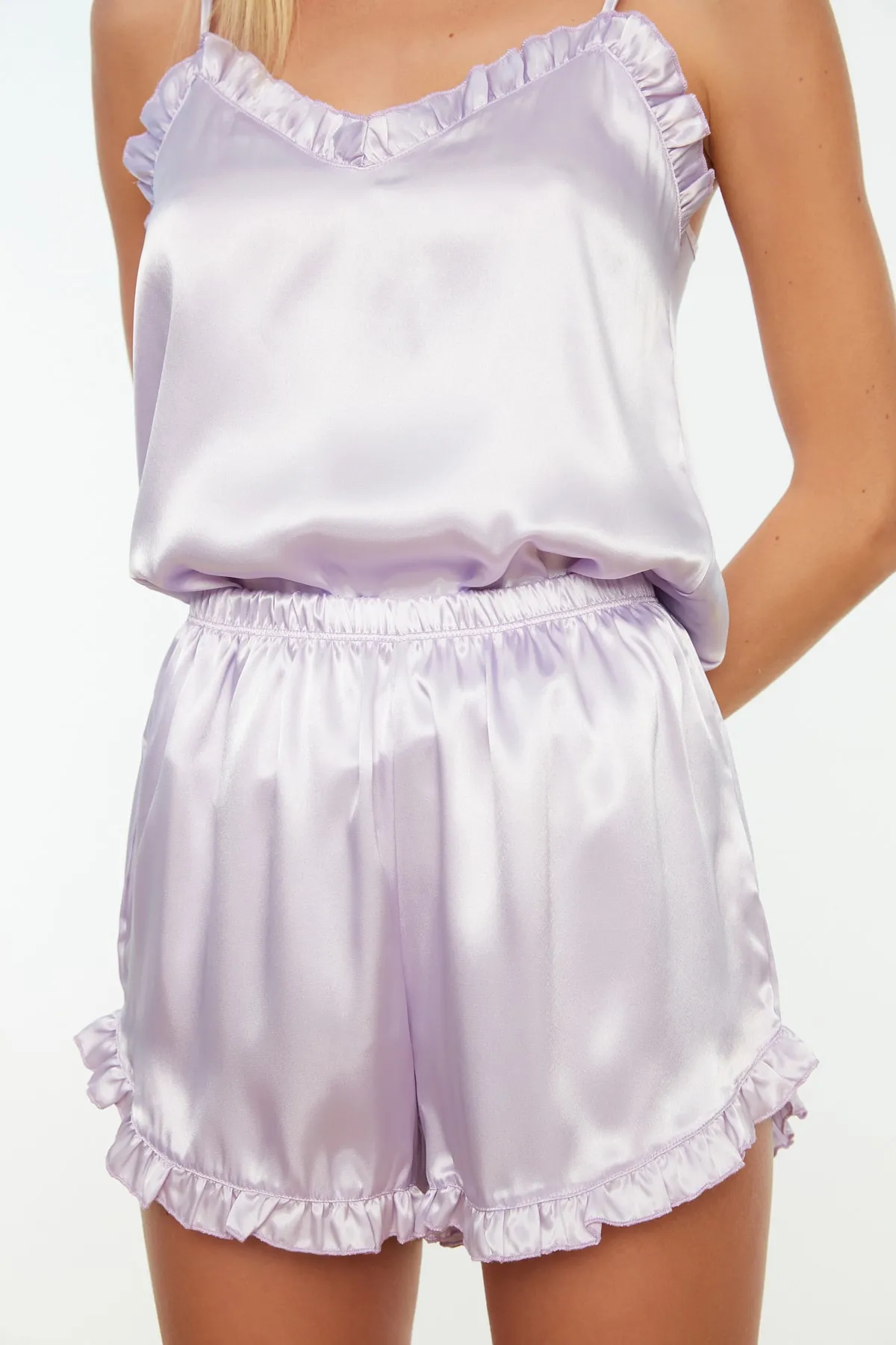 Trendyol Collection  Lila Pyjama-Set aus gewebtem Satin mit Rüschen und Seilträgern THMSS22PT0274