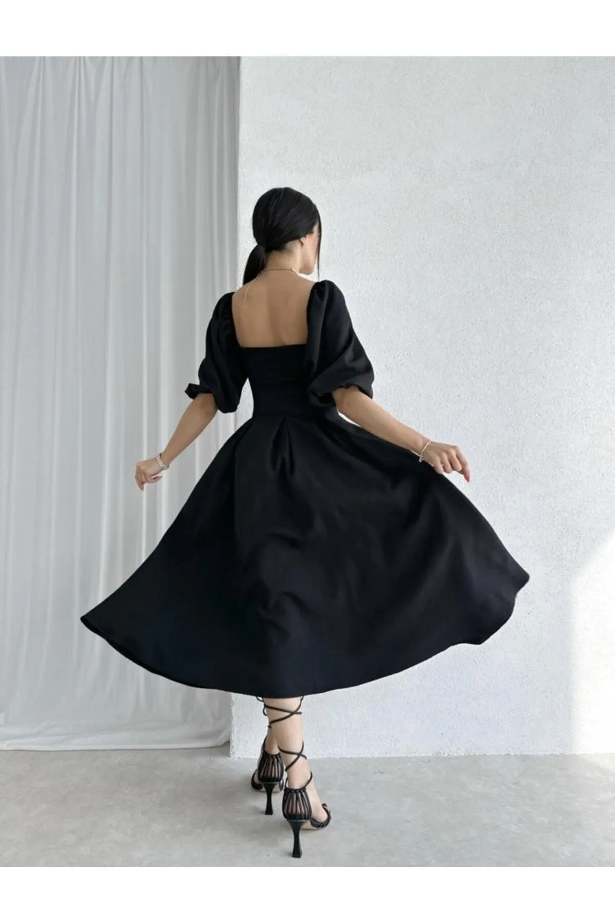 Afiş Butik  Schwarzes, plissiertes Midikleid mit quadratischem Ausschnitt