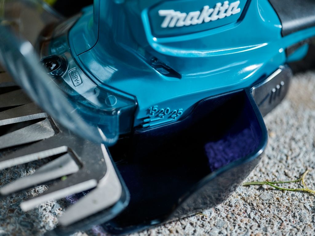 Cisaille à gazon sans fil Makita DUM604ZX 18 volts sans batterie ni chargeur, incluant une cisaille à buis