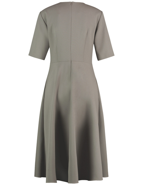 Elegantes Kleid mit ausgestelltem Rockteil