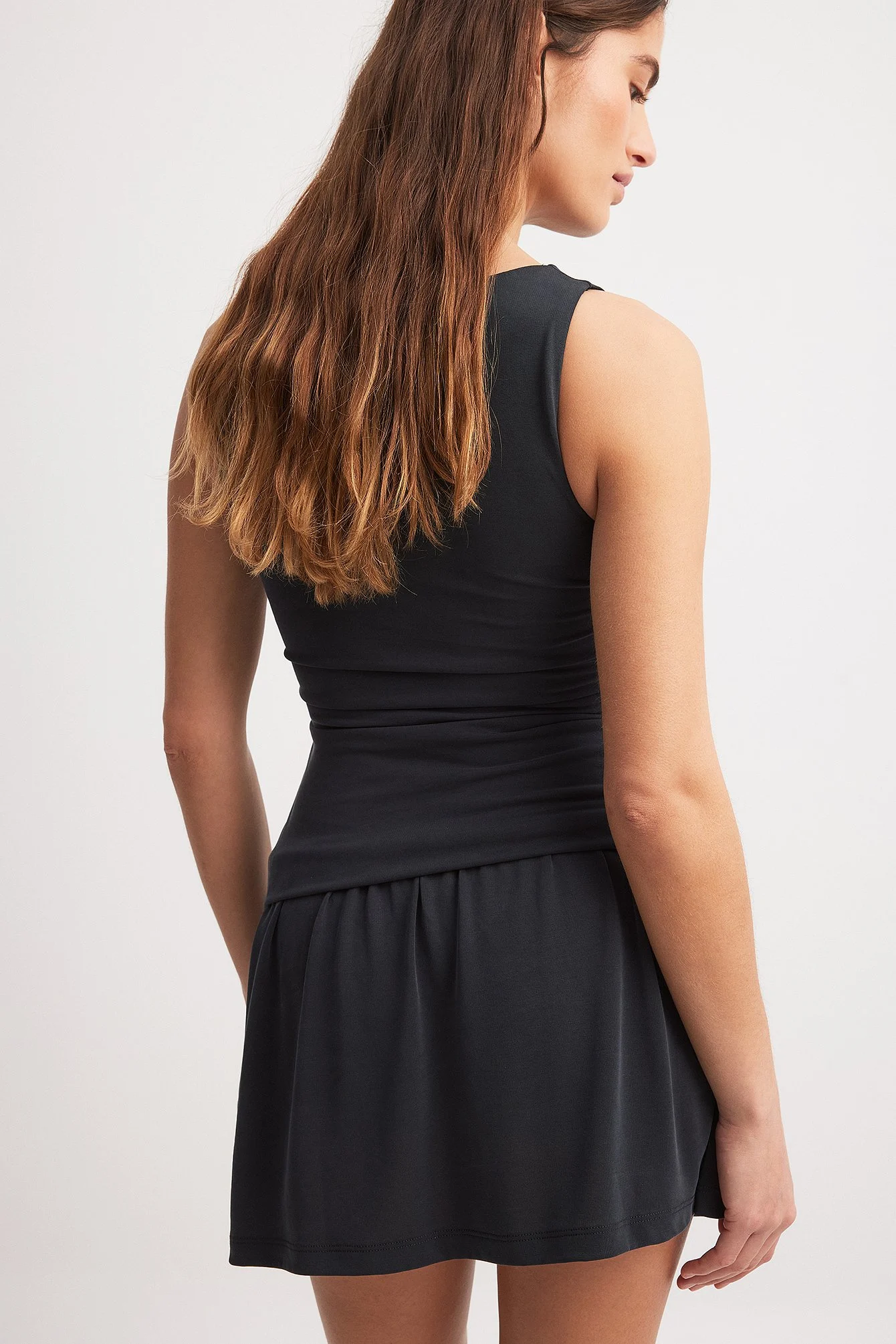 Minikleid mit Hüftdetail und U-Ausschnitt
