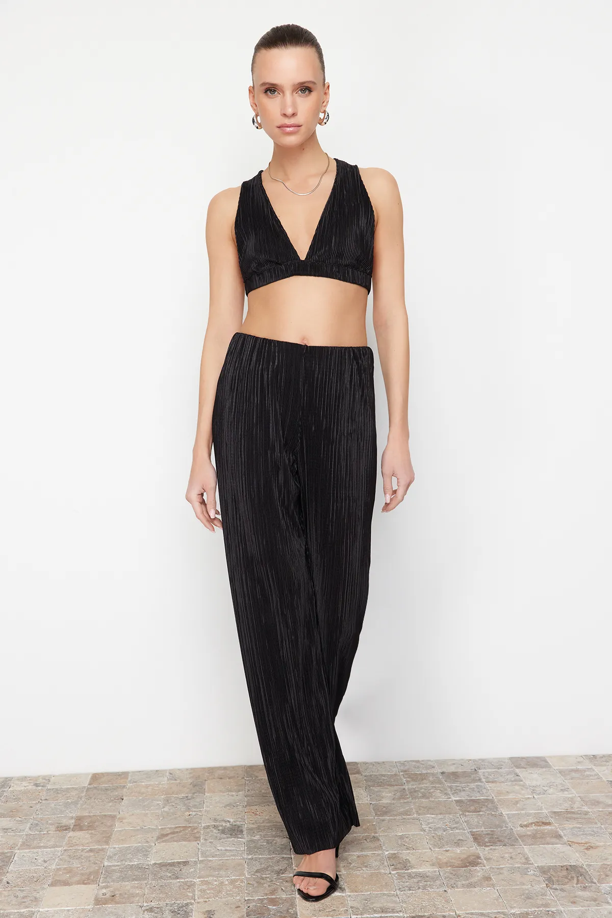 Trendyol Collection  Schwarze Stretch-Strickhose mit Bügelfaltenfutter TWOSS24PL00033