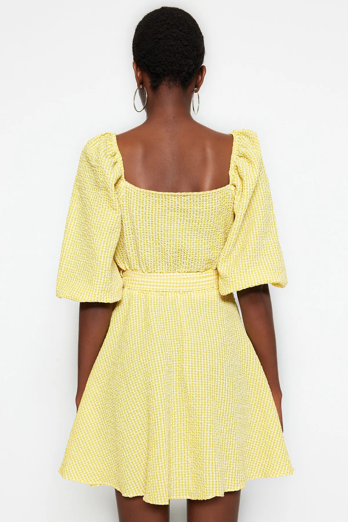 Trendyol Collection  Gelbes kariertes Mini-Webkleid mit Gürtel TWOAW22EL0051