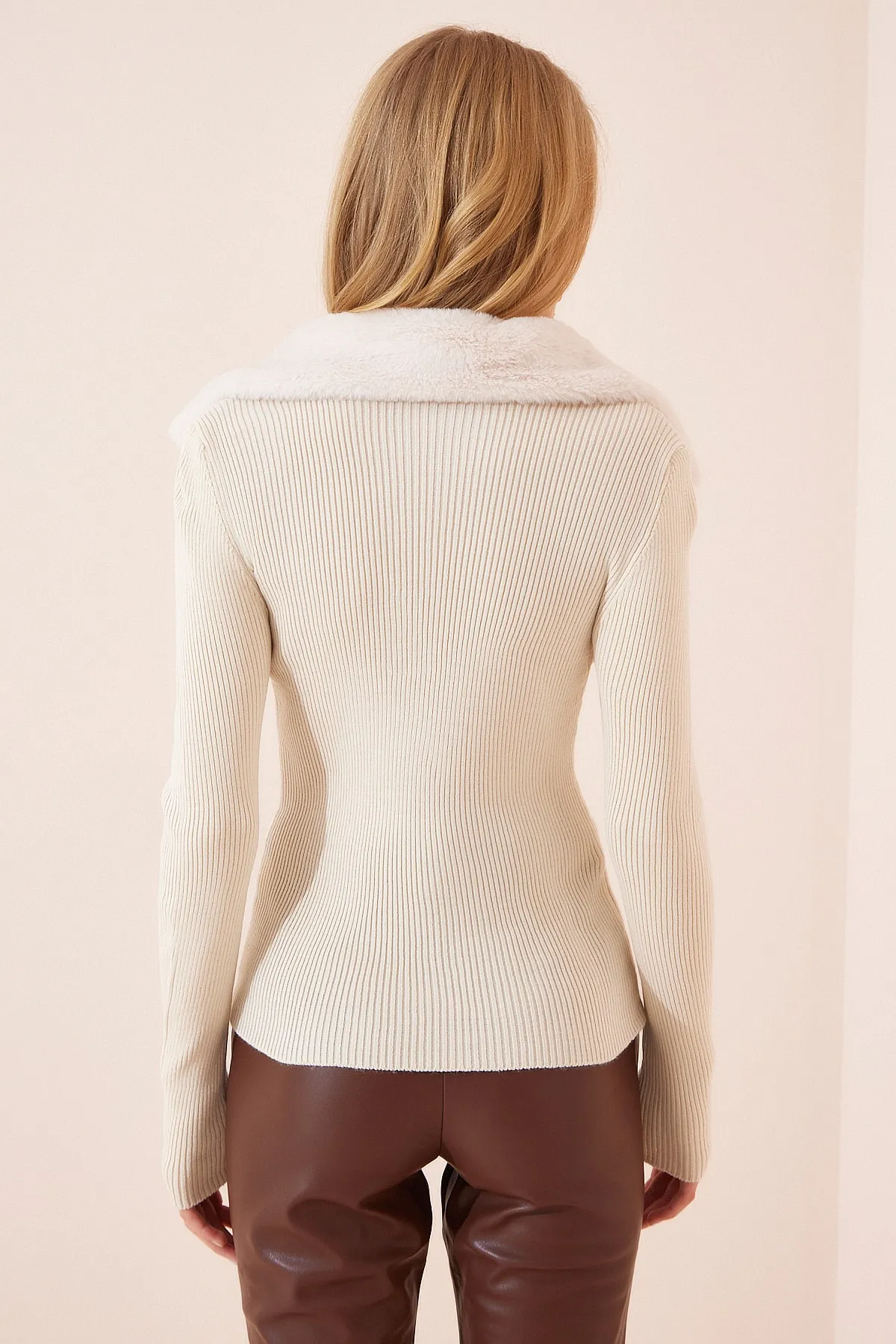 Happiness İstanbul  Cremefarbener Strickpullover mit Kunstpelzkragen für Damen YY00099