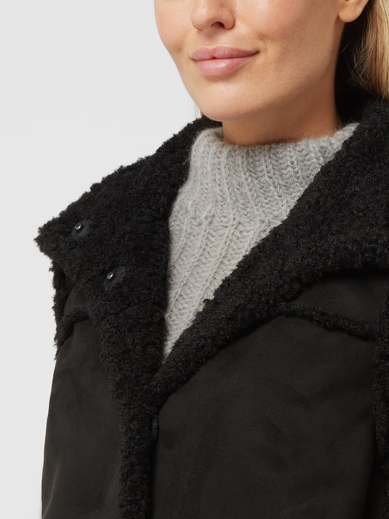 Weste in Shearling-Optik in schwarz