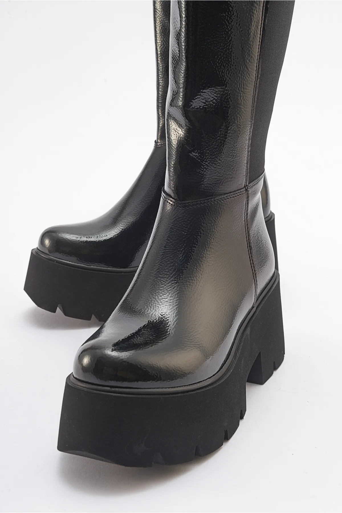 LuviShoes  SOLO Damenstiefel aus schwarzem Lackleder in Knitteroptik