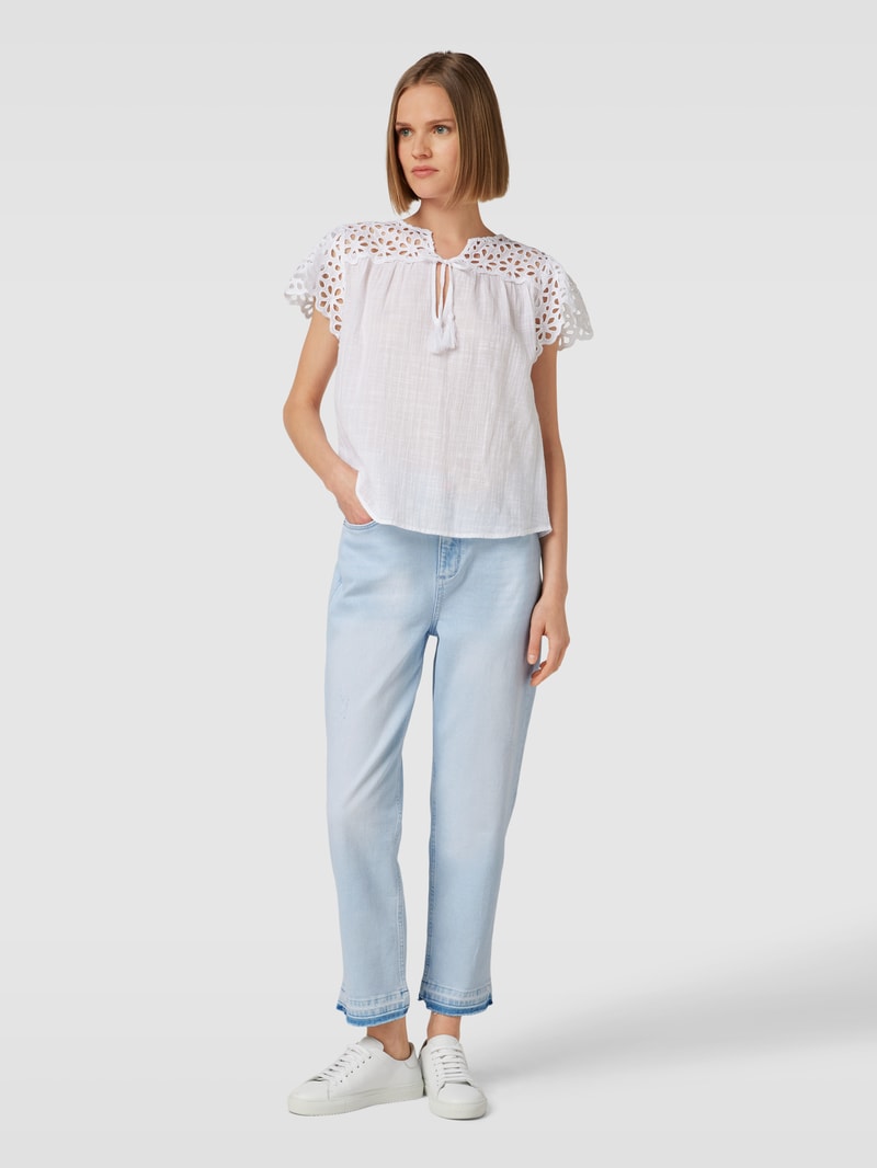 Jeans mit ausgefransten Beinabschlüssen in hellblau