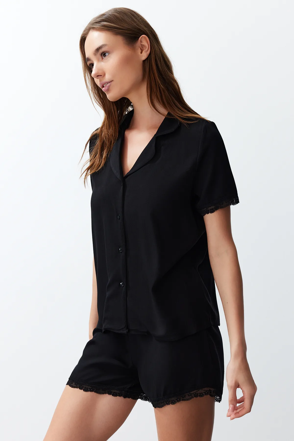 Trendyol Collection  Schwarzes Pyjama-Set aus gewebter Viskose mit Spitzendetails THMSS24PT00181