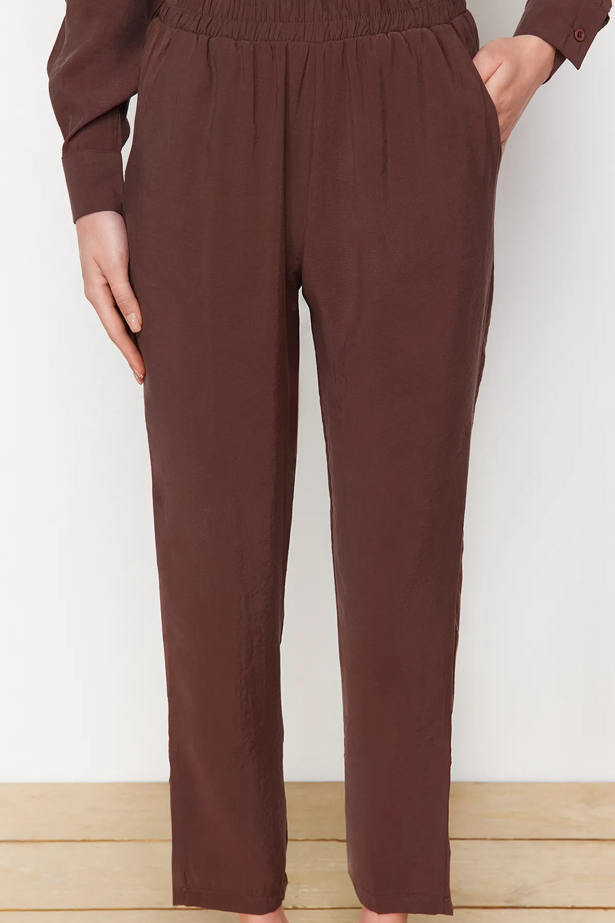 Trendyol Modest  Braunes Modalgewebe-Set aus gewebtem Unterteil, Oberteil, Hemd und Hose TCTSS24US00058