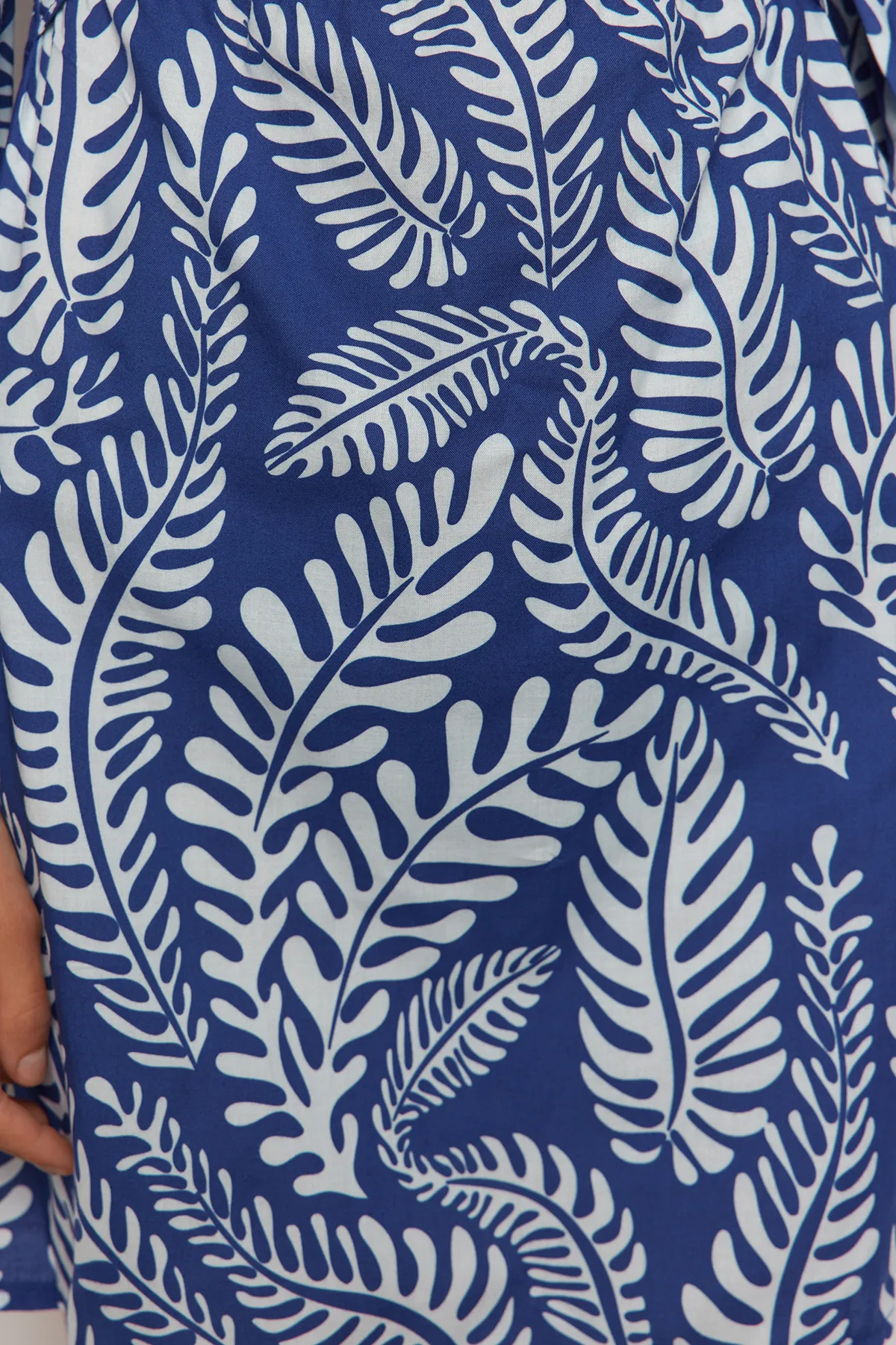 Trendyol Collection  Gewebtes Mini-Strandkleid mit Cut-out/Fensterausschnitt und tropischem Print TBESS23EL00175