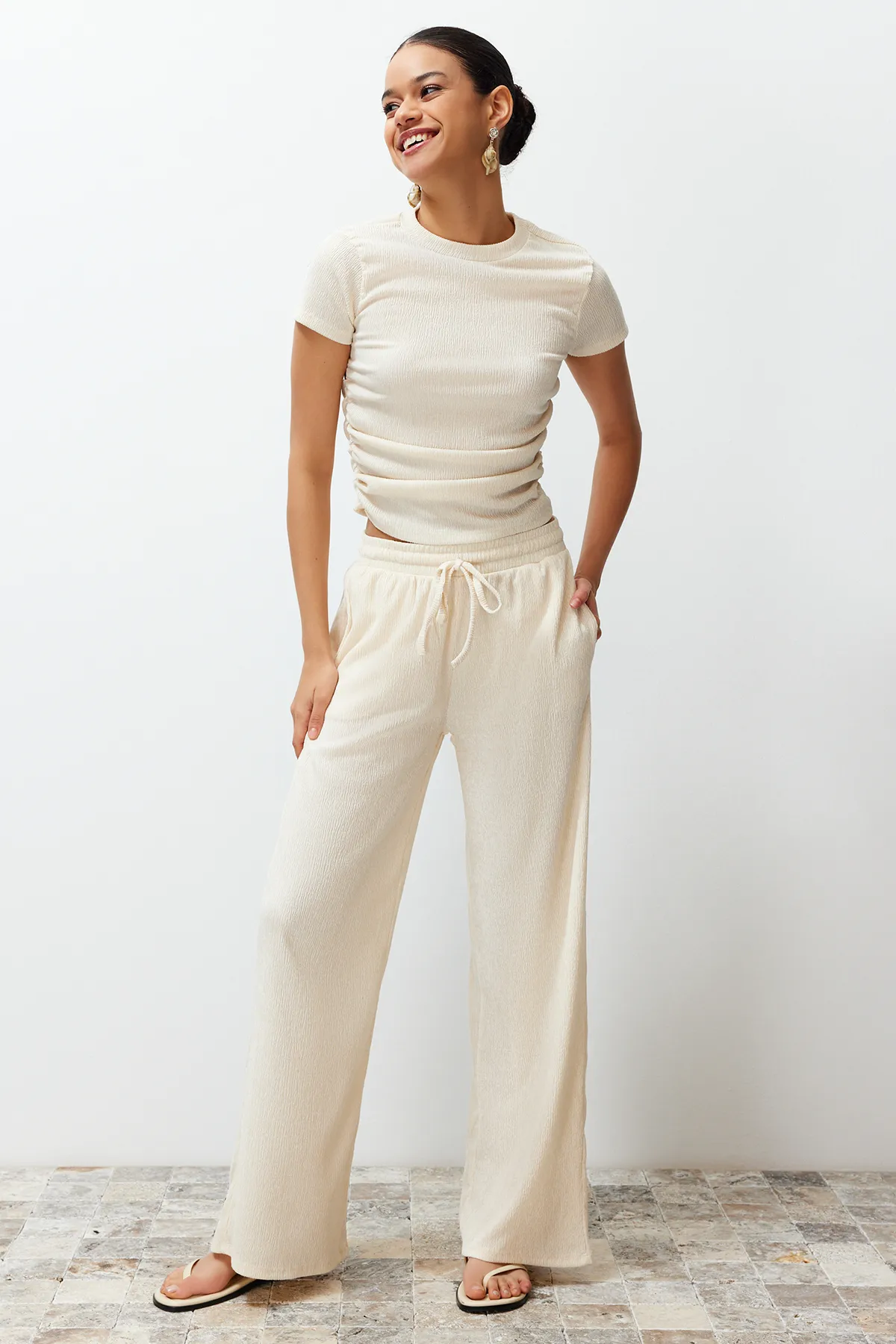 Trendyol Collection  Kurzärmlige, geraffte, detaillierte, flexible Strickbluse in Stone mit hohem Kragen TWOSS24BZ00135
