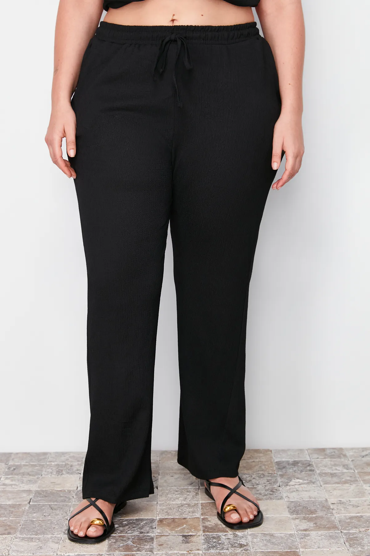 Trendyol Curve  Schwarzes T-Shirt-Hosen-Set aus gestricktem Oberteil und Unterteil TBBSS24CP00003