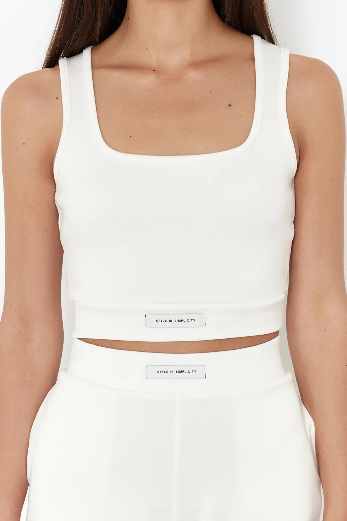 Trendyol Collection  Set aus Oberteil und Unterteil aus Strick mit weichem, strukturiertem Ecru-Label und Detail TWOSS24AU00127