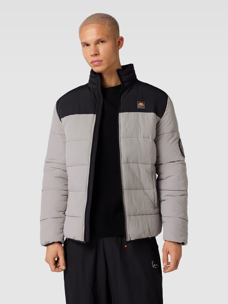 Steppjacke mit Label-Badge Modell 'Nebby' in hellgrau