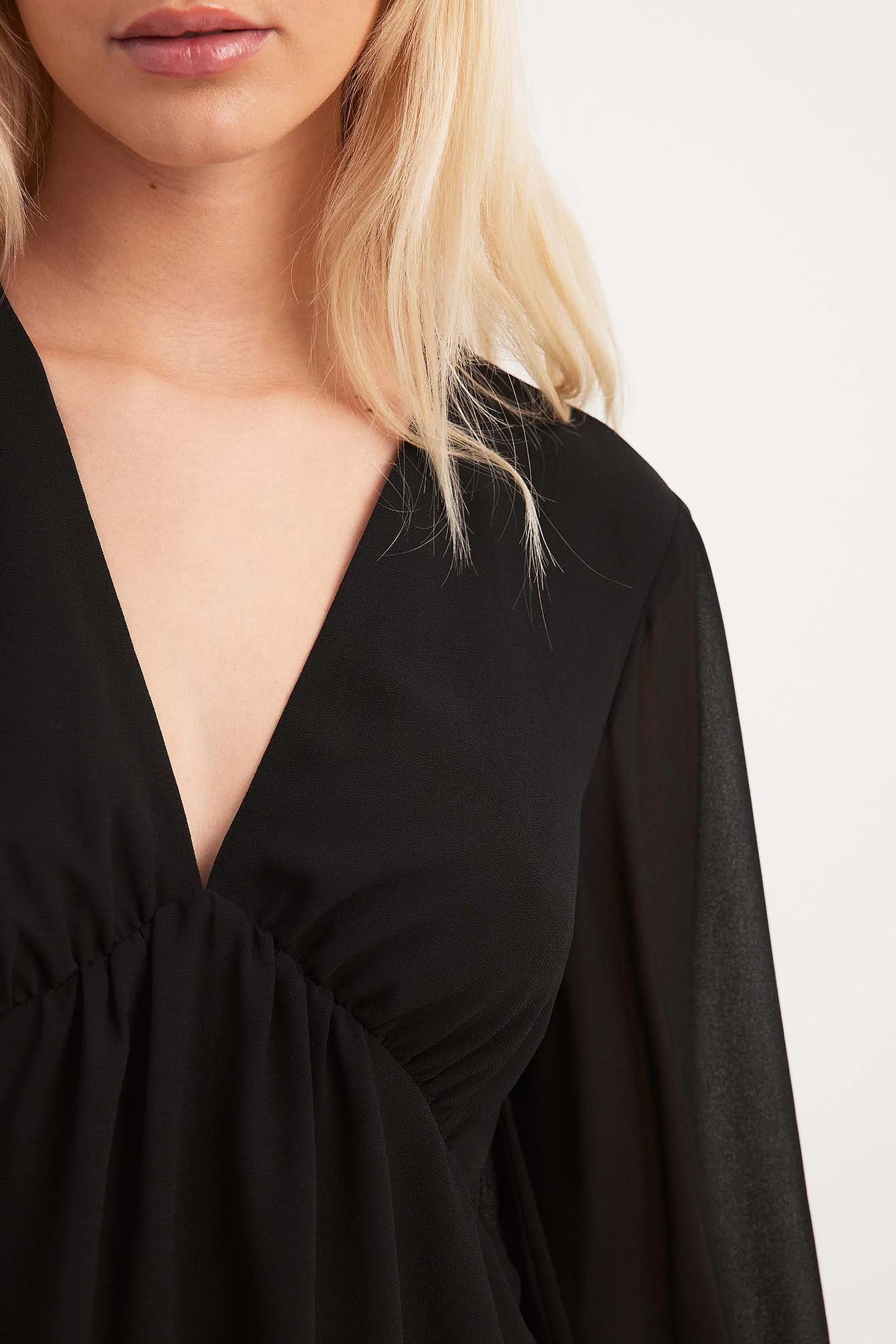 Fließende Bluse mit V-Ausschnitt