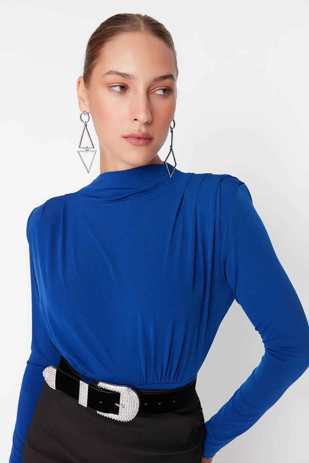 Trendyol Collection  Saks Gestrickter, drapierter Body mit Druckknöpfen TPRAW23BD00048