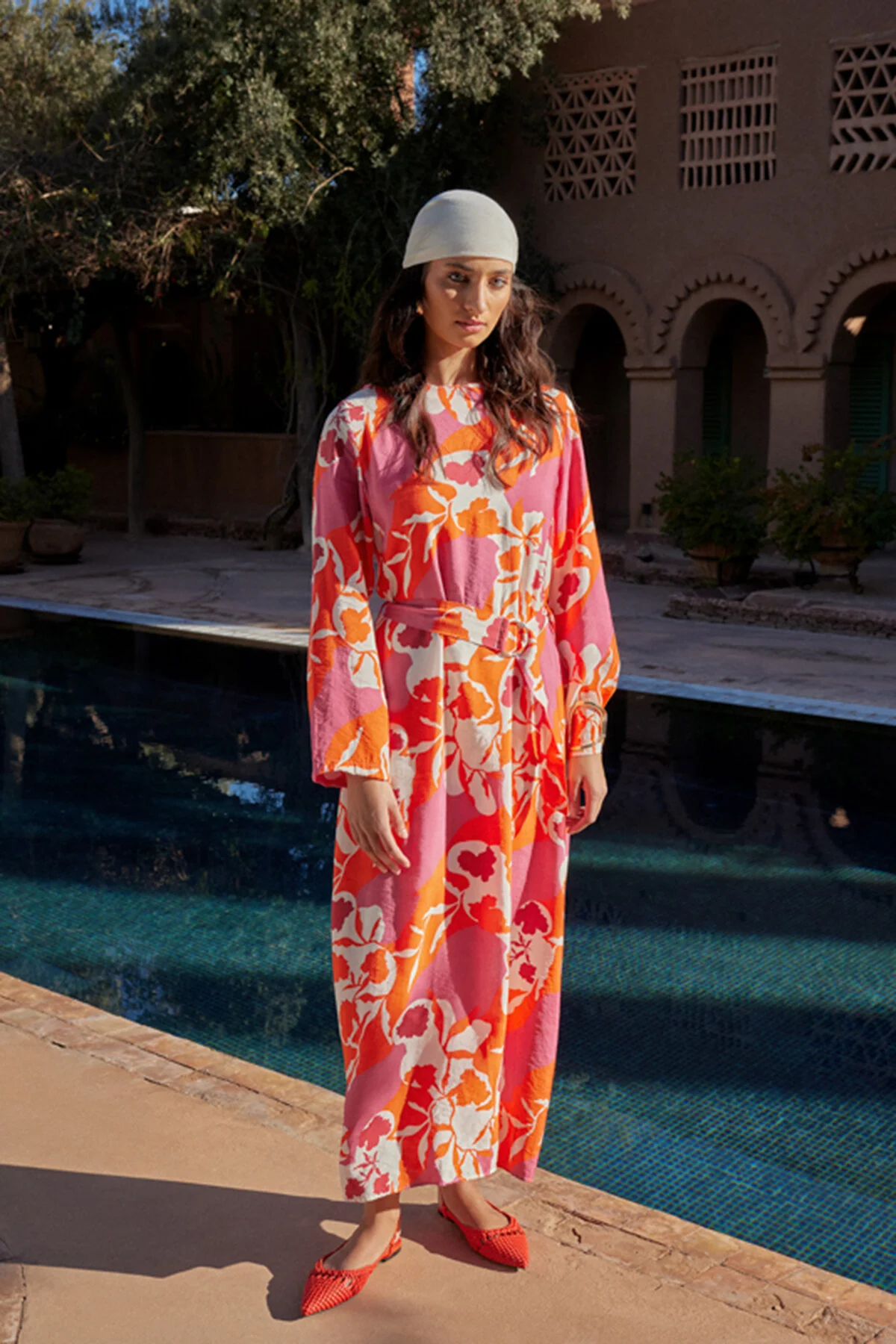 Trendyol Modest  Rosa gewebtes Blumenkleid mit Gürtel TCTSS24EB00049
